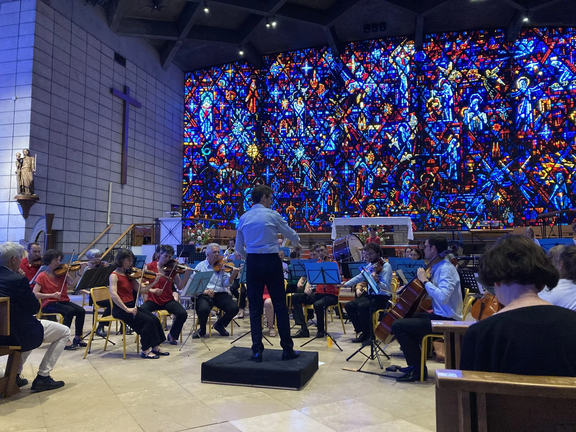 Vue du devant de l'orchestre avec vitraux en fond